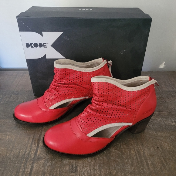 Decode Shoes - Picture 2 of 2